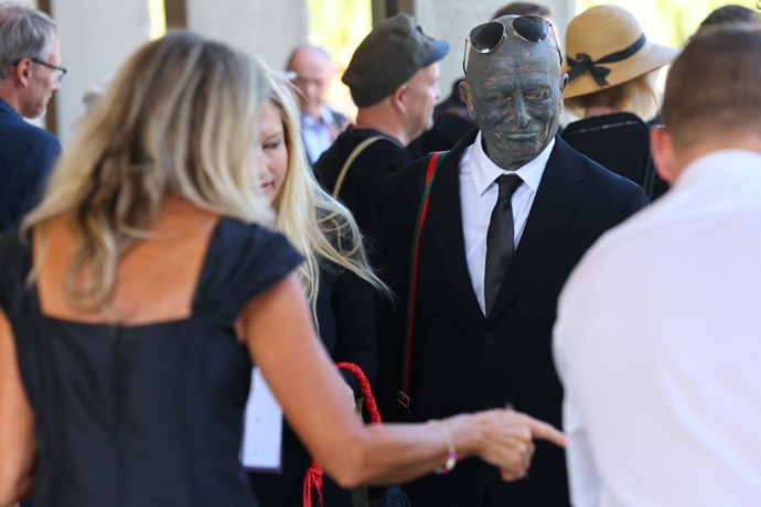 Umělec Vladimír Franz na pohřbu Milana Knížáka.