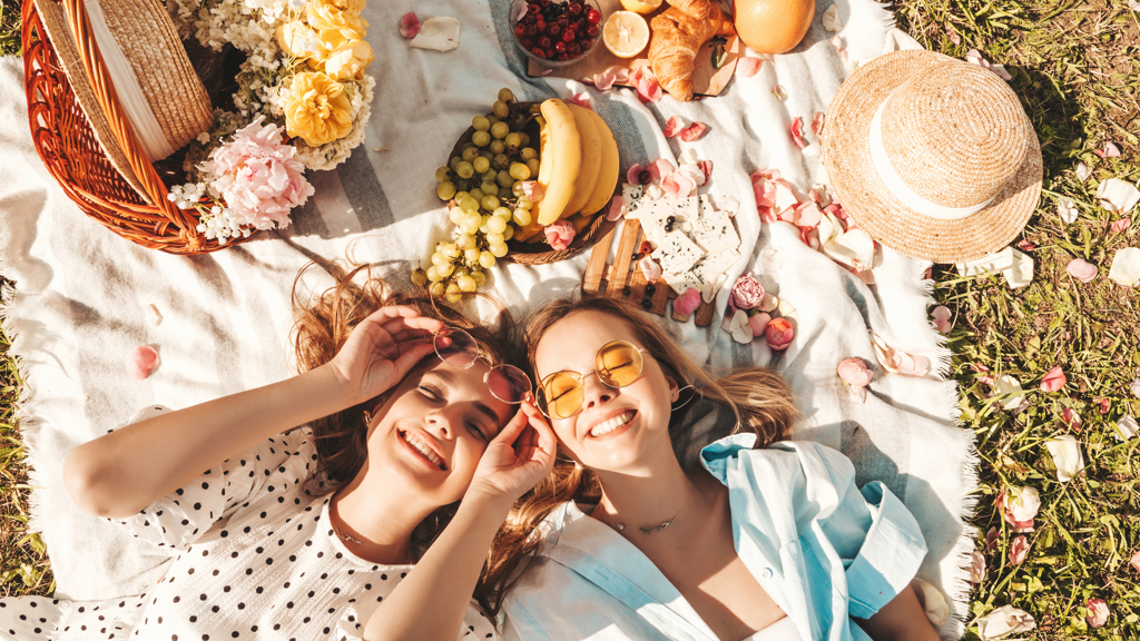 Letní vibe: Co patří do povinné letní výbavy a dodá bezstarostnou atmosféru? Tipy na parfémy, čtení i drinky