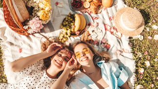 Letní vibe: Co patří do povinné letní výbavy a dodá bezstarostnou atmosféru? Tipy na parfémy, čtení i drinky
