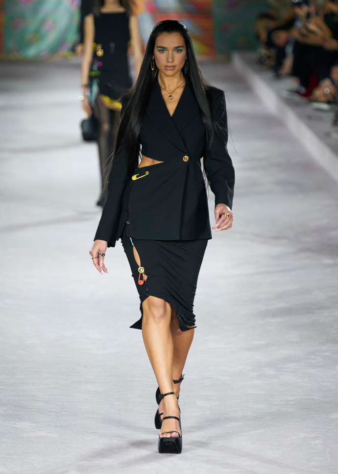 Dua Lipa coby modelka na přehlídce Versace v roce 2021