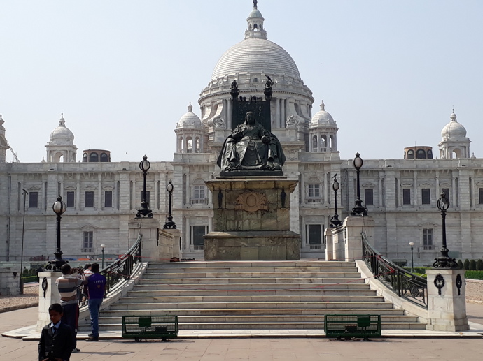 Pomník královny Viktorie před Victoria Memorial v Kalkatě, Indie