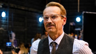 Hvězda filmu Rebelové se znovu vrací do oblíbených šedesátek: Jan Révai si kvůli nové roli vypěstoval parádní knír