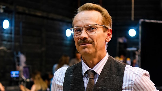 Hvězda filmu Rebelové se znovu vrací do oblíbených šedesátek: Jan Révai si kvůli nové roli vypěstoval parádní knír