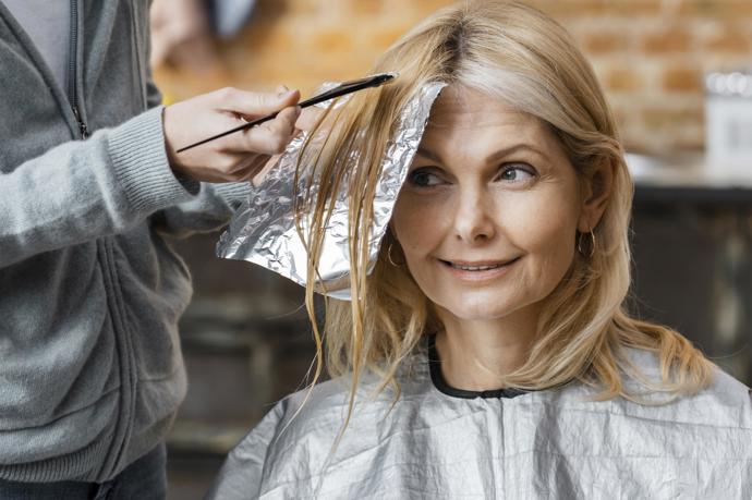 Silver blending lze aplikovat na nejrůznější odstíny vlasů. Silver blending lze aplikovat na nejrůznější odstíny vlasů.
