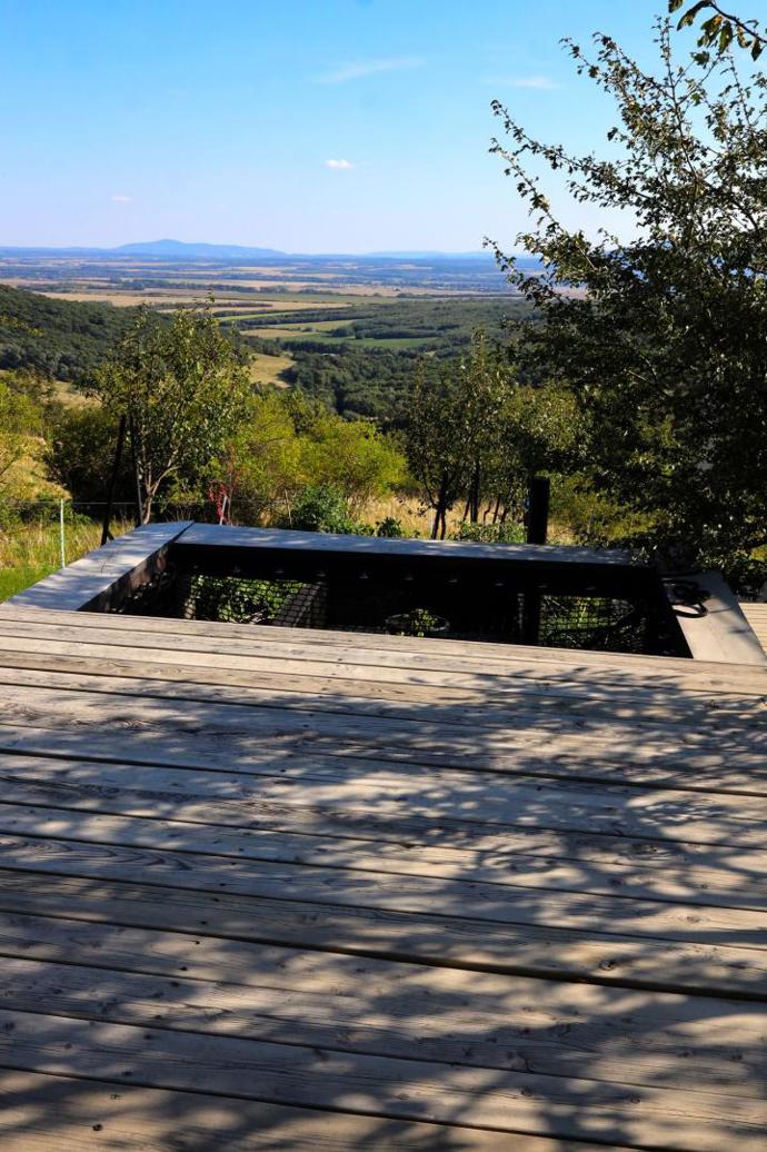 Černé domky na bývalých vinicích překvapí příběhem. Majitelé si dřevěný obklad opalovali sami Černé domky na bývalých vinicích překvapí příběhem. Majitelé si dřevěný obklad opalovali sami