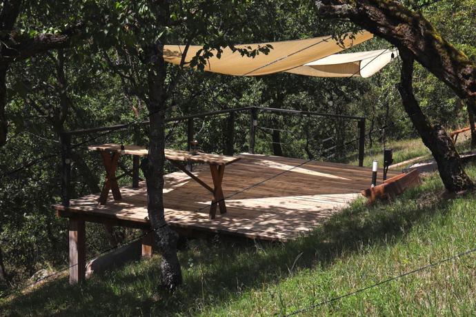 Černé domky na bývalých vinicích překvapí příběhem. Majitelé si dřevěný obklad opalovali sami Černé domky na bývalých vinicích překvapí příběhem. Majitelé si dřevěný obklad opalovali sami