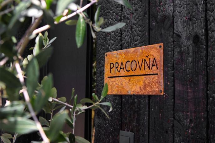 Černé domky na bývalých vinicích překvapí příběhem. Majitelé si dřevěný obklad opalovali sami Černé domky na bývalých vinicích překvapí příběhem. Majitelé si dřevěný obklad opalovali sami