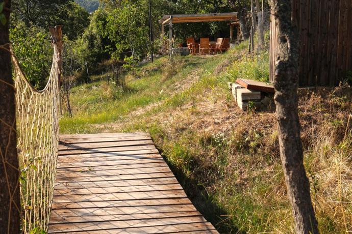Černé domky na bývalých vinicích překvapí příběhem. Majitelé si dřevěný obklad opalovali sami Černé domky na bývalých vinicích překvapí příběhem. Majitelé si dřevěný obklad opalovali sami