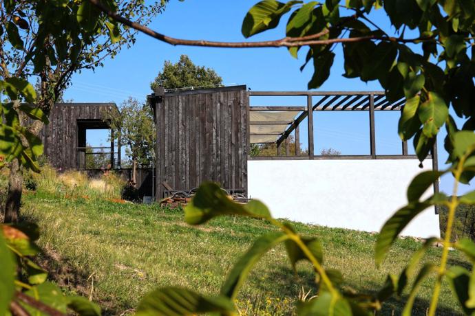 Černé domky na bývalých vinicích překvapí příběhem. Majitelé si dřevěný obklad opalovali sami Černé domky na bývalých vinicích překvapí příběhem. Majitelé si dřevěný obklad opalovali sami