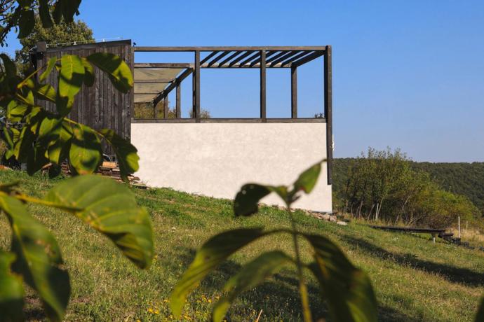 Černé domky na bývalých vinicích překvapí příběhem. Majitelé si dřevěný obklad opalovali sami Černé domky na bývalých vinicích překvapí příběhem. Majitelé si dřevěný obklad opalovali sami