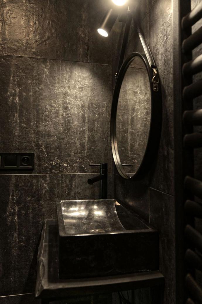 Černé domky na bývalých vinicích překvapí příběhem. Majitelé si dřevěný obklad opalovali sami Černé domky na bývalých vinicích překvapí příběhem. Majitelé si dřevěný obklad opalovali sami