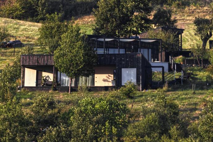 Černé domky na bývalých vinicích překvapí příběhem. Majitelé si dřevěný obklad opalovali sami Černé domky na bývalých vinicích překvapí příběhem. Majitelé si dřevěný obklad opalovali sami