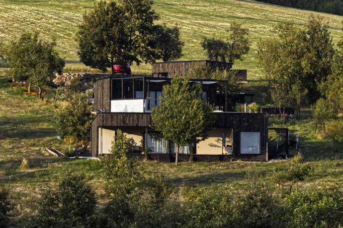 Černé domky na bývalých vinicích překvapí příběhem. Majitelé si dřevěný obklad opalovali sami Černé domky na bývalých vinicích překvapí příběhem. Majitelé si dřevěný obklad opalovali sami