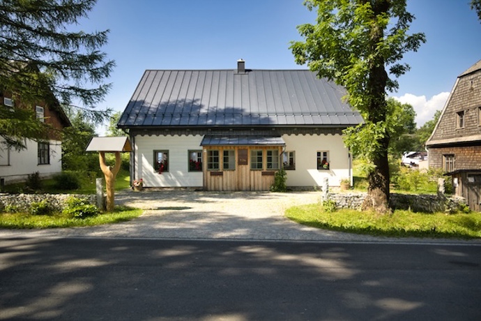 Borůvka a Brusinka ukazují, jak má vypadat útěk do hor. Dřevo, kachlová kamna a místo jako z pohlednice