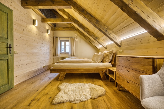 Borůvka a Brusinka ukazují, jak má vypadat útěk do hor. Dřevo, kachlová kamna a místo jako z pohlednice
