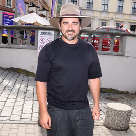 Vojta Kotek neodložil svůj milovaný klobouk a oblékl tmavě modré triko s krátkým rukávem a džínové kraťasy.