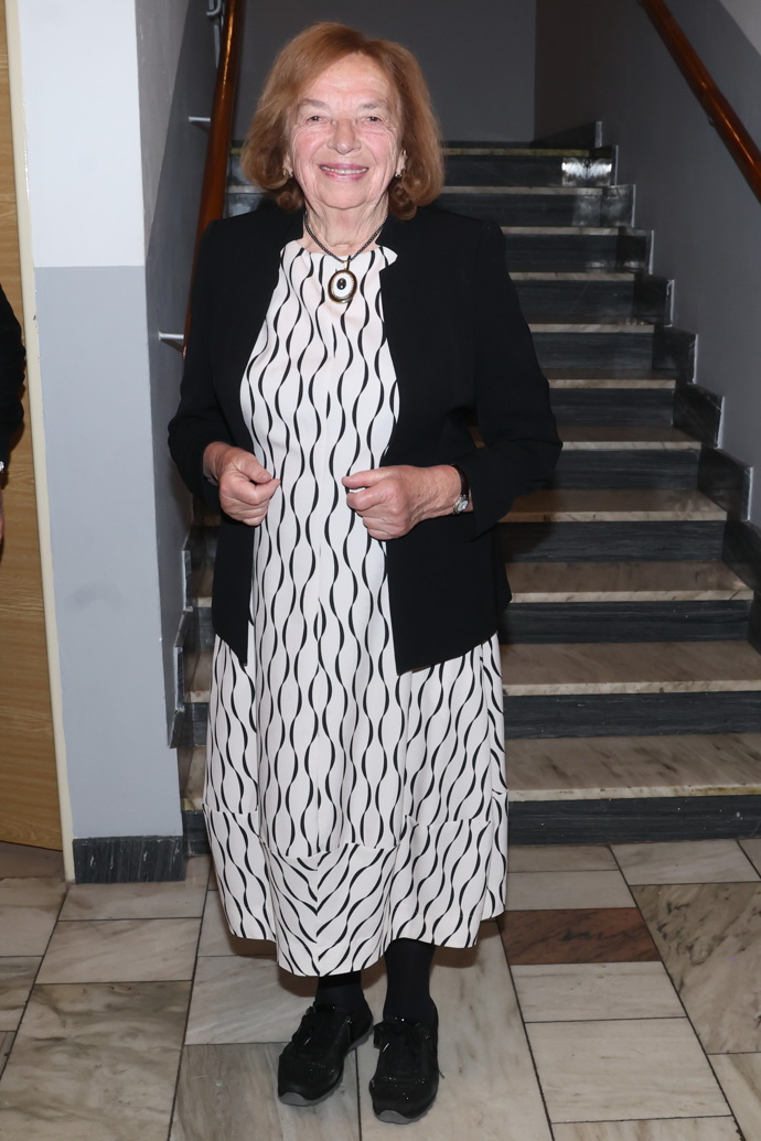 Livia Klausová oblékla bílé vzorované maxi šaty, doplněné o černé sako.