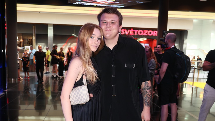 Tadeáš Veselý se svou partnerkou na premiéře ONEMANSHOW: The Movie promluvil o Mawarovi. 