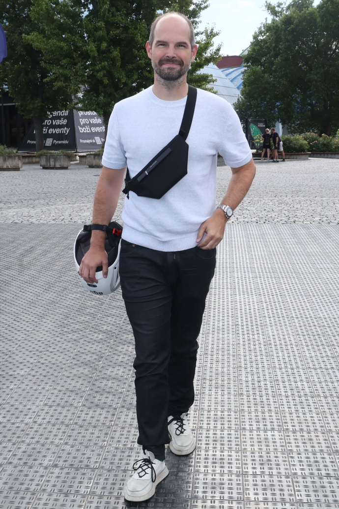 Jan Maxián si vystačil s bílým basic tričkem, černými džínami, béžovými botaskami a černou ledvinkou. Tu pochopitelně nosí crossbody.