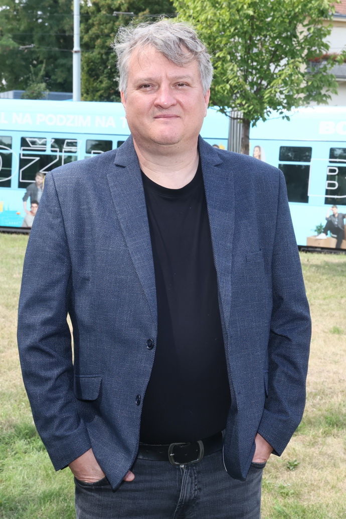 Herec si v seriálu zahraje dobrosrdečného řidiče tramvaje a pana domácího. 