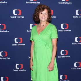 Lucie Štěpánková oblékla šaty v neonově zelené barvě.