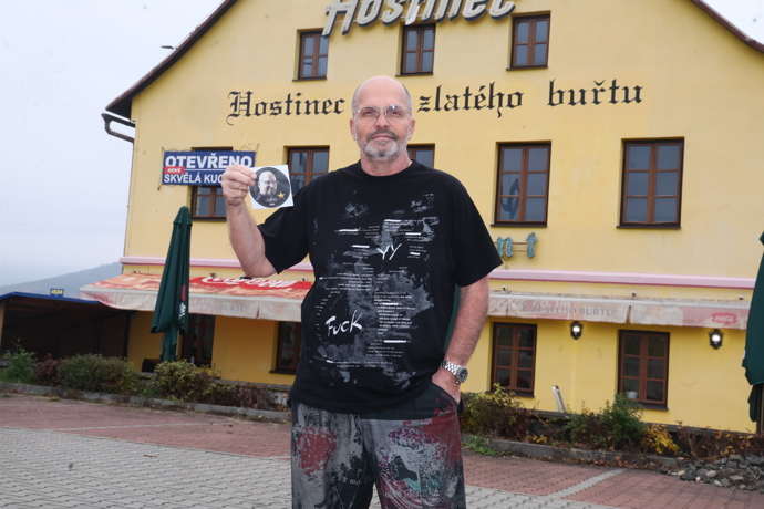 Zdeněk Pohlreich navštívil v prvním díle Ano, Šéfe! Hostinec U Zlatého buřtu. 