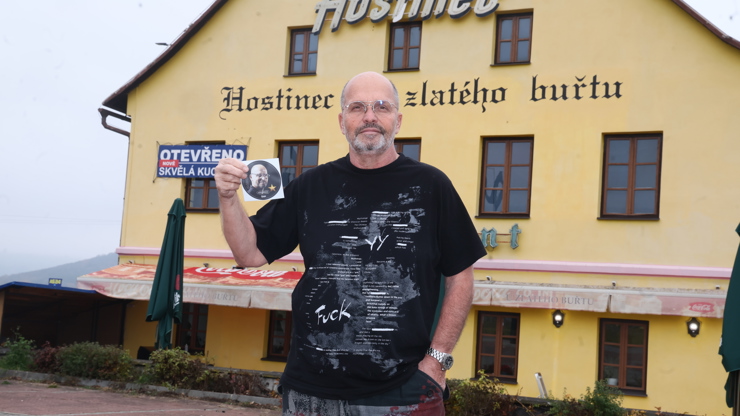 Zdeněk Pohlreich navštívil v prvním díle 9. série Ano, Šéfe! Hostinec U Zlatého buřtu.