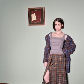 V nové kampani Zalando září v kostkované sukni herečka Lily Collins