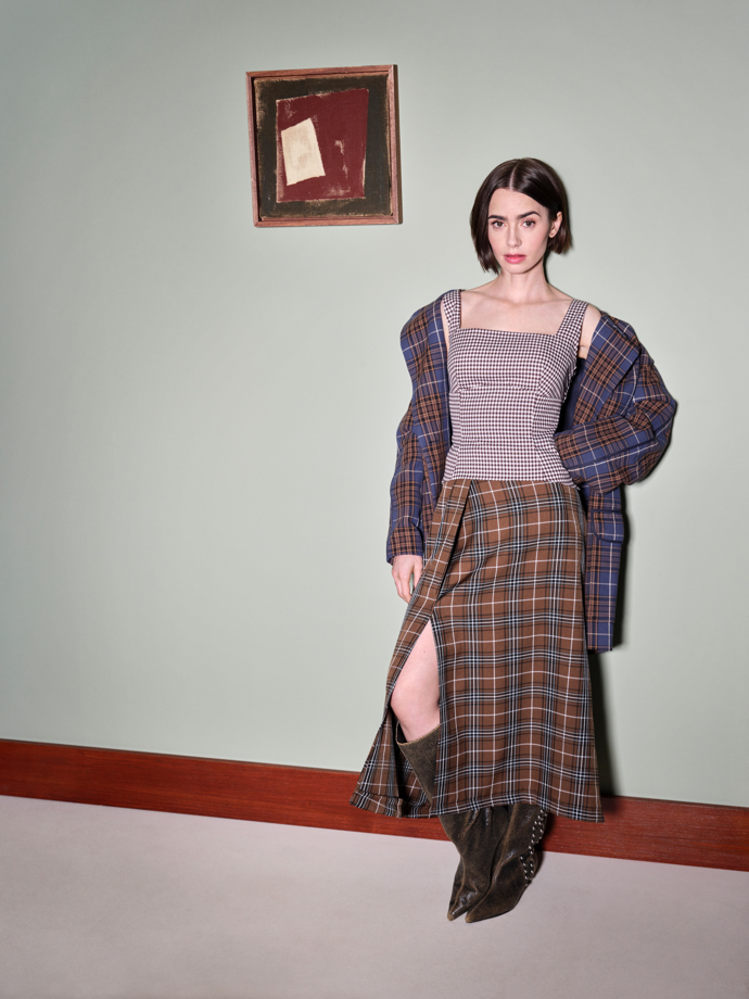 V nové kampani Zalando září v kostkované sukni herečka Lily Collins V nové kampani Zalando září v kostkované sukni herečka Lily Collins