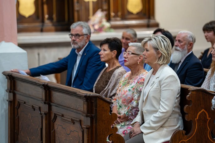 Některé fanoušky naštvalo, že se Eva Pavlová objevila na slavnostním zahájení festivalu po boku operní pěvkyně Dagmar Peckové, která nyní kandiduje do Senátu za ODS. Považují to za předvolební kampaň.