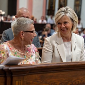 Operní pěvkyně Dagmar Pecková darovala první dámě Evě Pavlové ručně háčkovanou kabelku.