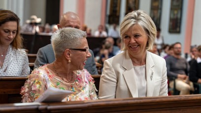 FOTO: Operní pěvkyně Dagmar Pecková darovala první dámě Evě Pavlové ručně háčkovanou kabelku.