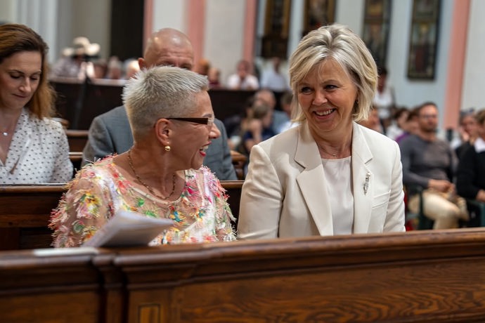 Operní pěvkyně Dagmar Pecková darovala první dámě Evě Pavlové ručně háčkovanou kabelku. 