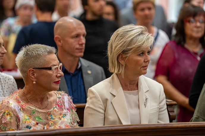 Některé fanoušky naštvalo, že se Eva Pavlová objevila na slavnostním zahájení festivalu po boku operní pěvkyně Dagmar Peckové, která nyní kandiduje do Senátu za ODS. Považují to za předvolební kampaň.
