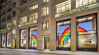 Značka Louis Vuitton oblékla svoje obchody do duhy