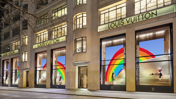 Značka Louis Vuitton oblékla svoje obchody do duhy