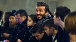 Harper Beckham hvězdou přehlídky díky svým novým lakovkám od Gucci