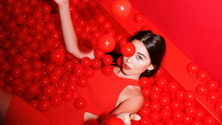  

ELLE Beauty Lounge Red
