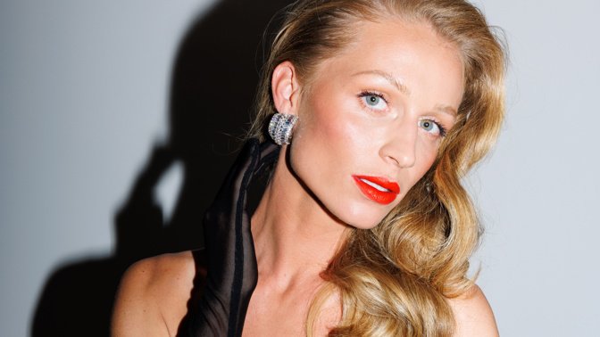 

Veronika Kašáková
  

Make-up: Giorgio Armani / Douglas

Vlasy: Shu Uemura Art Of Hair
