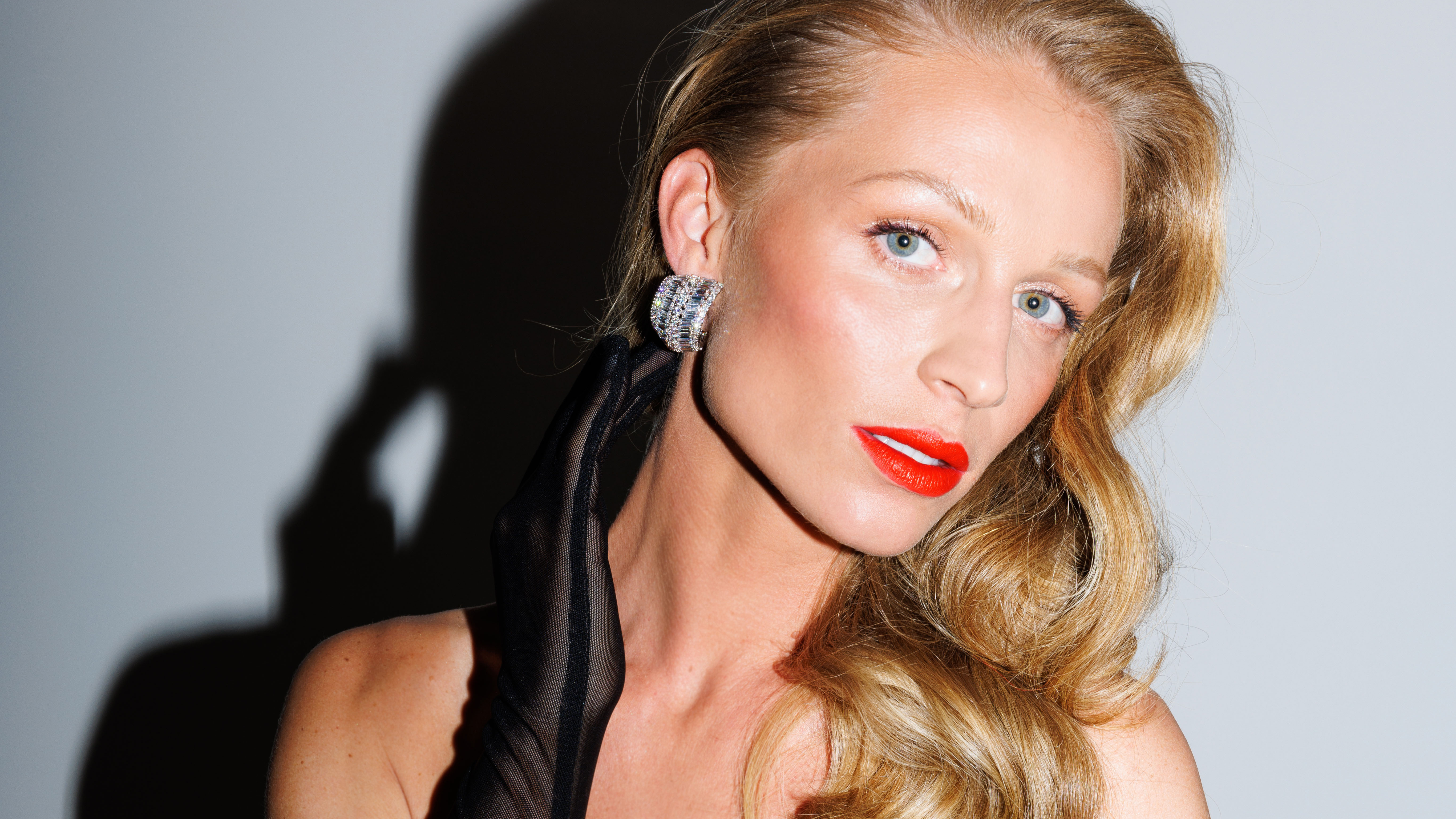  

Veronika Kašáková
  

Make-up: Giorgio Armani / Douglas

Vlasy: Shu Uemura Art Of Hair
