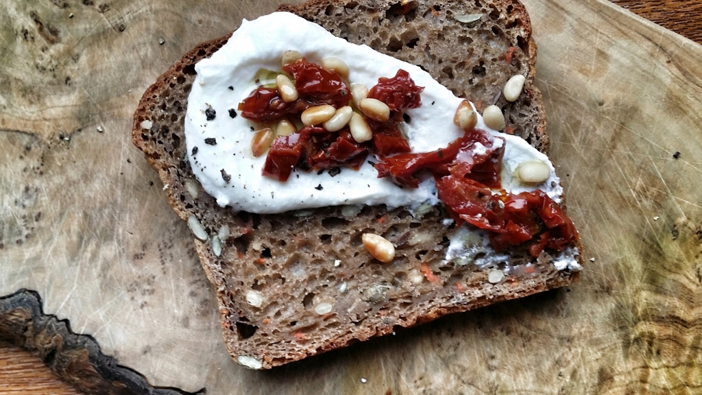 ELLE Menu: Toast s ricottou a sušenými rajčaty ELLE Menu: Toast s ricottou a sušenými rajčaty