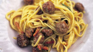 Těstoviny Carbonara s klobásou podle Jamieho Olivera