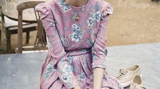 Alexa Chung v kampani kultovních kecek Superga