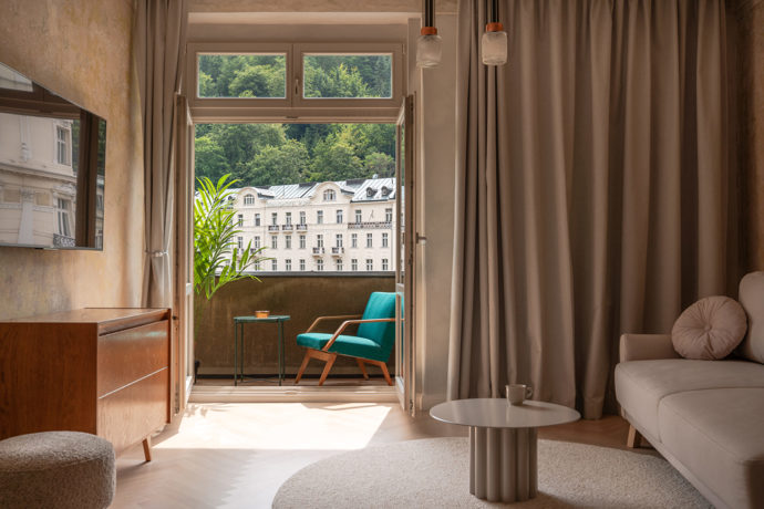 Byt s výhledem na Grandhotel Pupp si ponechal oprýskané stěny i starý nábytek. Architekti v nich našli to nejcennější Byt s výhledem na Grandhotel Pupp si ponechal oprýskané stěny i starý nábytek. Architekti v nich našli to nejcennější