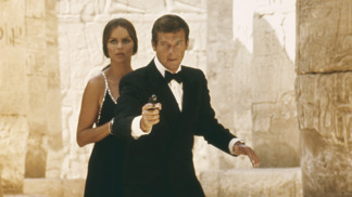  

Barbara Bach jako Anya Amasova ve filmu Špion, který mě miloval (1977) při neopakovatelné scéně ve večerních šatech mezi egyptskými pyramidami. 
