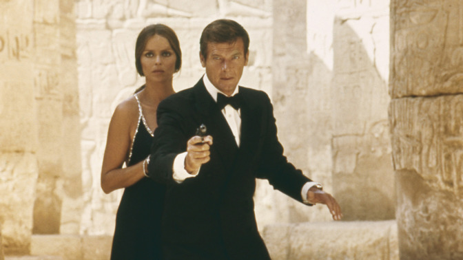 Barbara Bach jako Anya Amasova ve filmu Špion, který mě miloval (1977) při neopakovatelné scéně ve večerních šatech mezi egyptskými pyramidami.
Barbara Bach jako Anya Amasova ve filmu Špion, který mě miloval (1977) při neopakovatelné scéně ve večerních šatech mezi egyptskými pyramidami.
