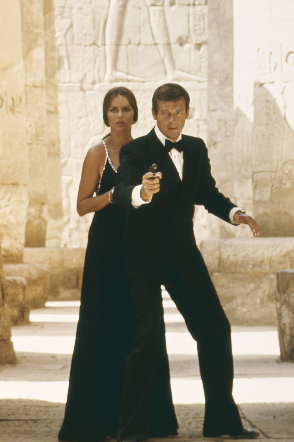  

Barbara Bach jako Anya Amasova ve filmu Špion, který mě miloval (1977) při neopakovatelné scéně ve večerních šatech mezi egyptskými pyramidami. 
