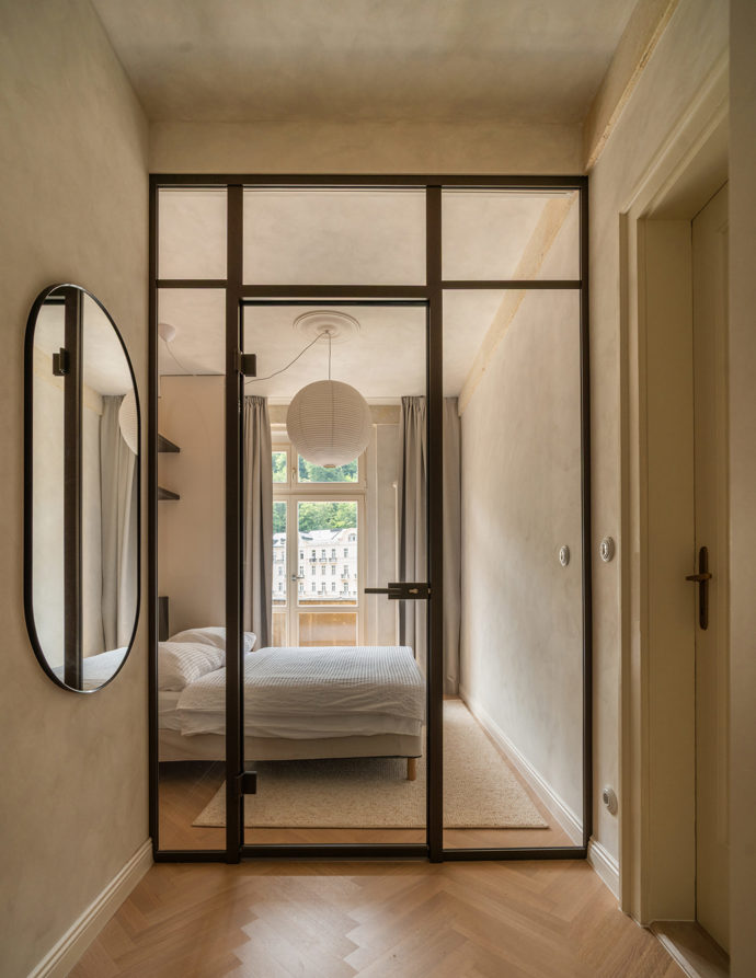Byt s výhledem na Grandhotel Pupp si ponechal oprýskané stěny i starý nábytek. Architekti v nich našli to nejcennější Byt s výhledem na Grandhotel Pupp si ponechal oprýskané stěny i starý nábytek. Architekti v nich našli to nejcennější