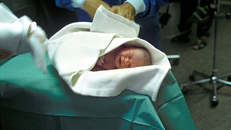 Žena s transplantovanou dělohou porodila zdravou holčičku.