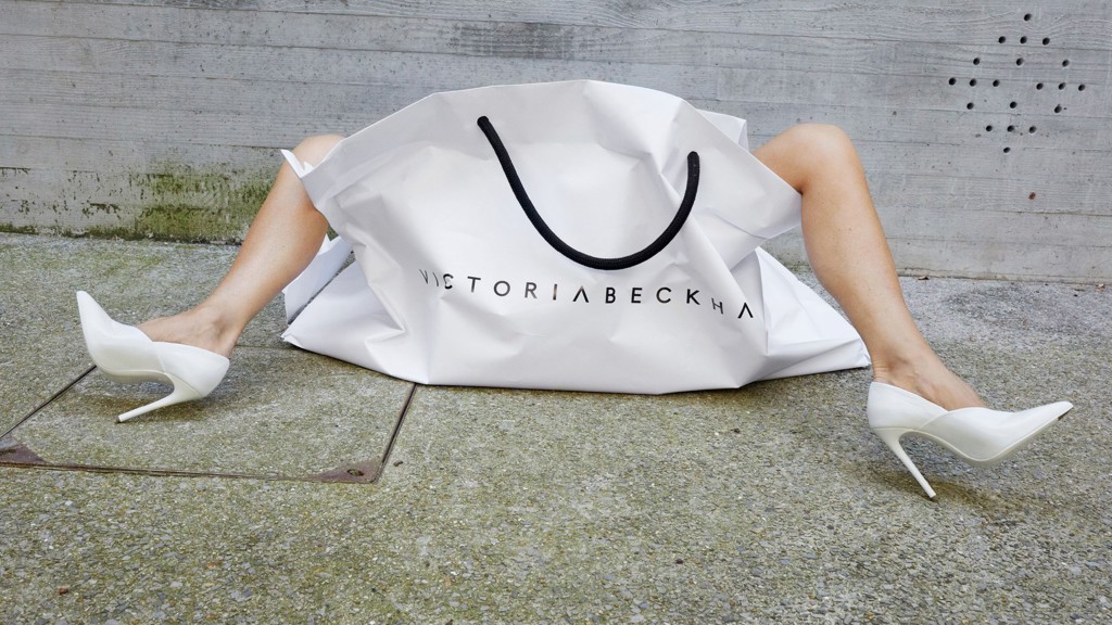 Proč se Victoria Beckham nechala nafotit v nákupní tašce? Proč se Victoria Beckham nechala nafotit v nákupní tašce?